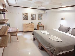 The Reef Hotel & Studios