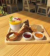 The Reef Hotel & Studios