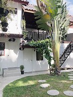 The Reef Hotel & Studios