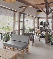 The Reef Hotel & Studios