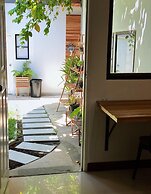 The Reef Hotel & Studios