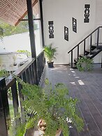 The Reef Hotel & Studios