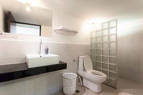 The Reef Hotel & Studios