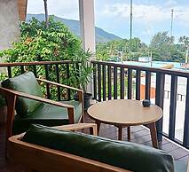 The Reef Hotel & Studios