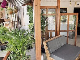 The Reef Hotel & Studios