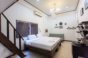 The Reef Hotel & Studios