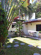 The Reef Hotel & Studios