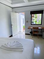 The Reef Hotel & Studios