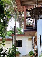 The Reef Hotel & Studios