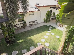 The Reef Hotel & Studios