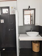 The Reef Hotel & Studios