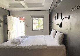 The Reef Hotel & Studios