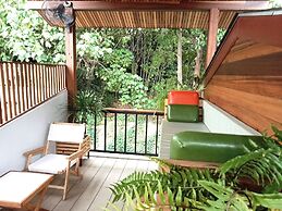 The Reef Hotel & Studios