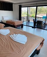 The Reef Hotel & Studios