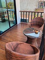 The Reef Hotel & Studios