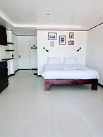 The Reef Hotel & Studios