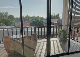 The Reef Hotel & Studios