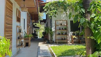 The Reef Hotel & Studios