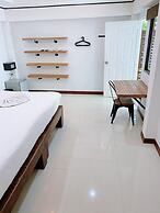 The Reef Hotel & Studios