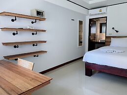 The Reef Hotel & Studios