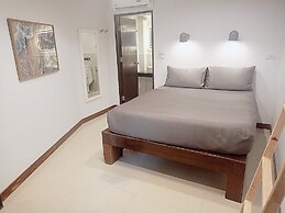 The Reef Hotel & Studios