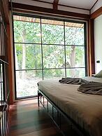 The Reef Hotel & Studios