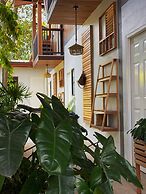 The Reef Hotel & Studios