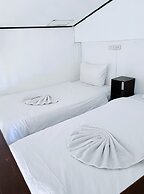 The Reef Hotel & Studios