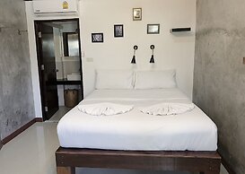 The Reef Hotel & Studios