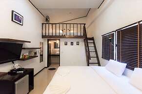 The Reef Hotel & Studios