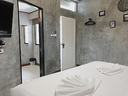 The Reef Hotel & Studios