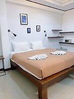 The Reef Hotel & Studios