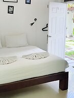 The Reef Hotel & Studios