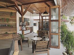 The Reef Hotel & Studios