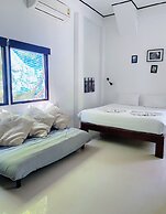 The Reef Hotel & Studios