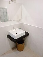 The Reef Hotel & Studios