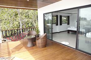 The Reef Hotel & Studios