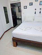 The Reef Hotel & Studios