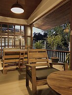 The Reef Hotel & Studios