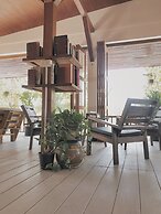 The Reef Hotel & Studios