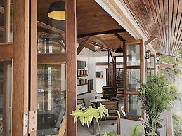 The Reef Hotel & Studios