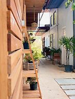 The Reef Hotel & Studios