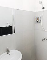 The Reef Hotel & Studios