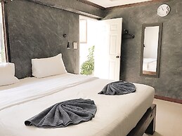 The Reef Hotel & Studios