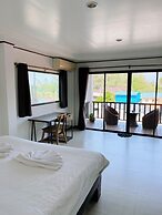 The Reef Hotel & Studios