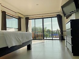 The Reef Hotel & Studios