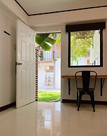 The Reef Hotel & Studios