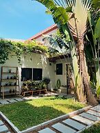 The Reef Hotel & Studios