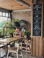 The Reef Hotel & Studios