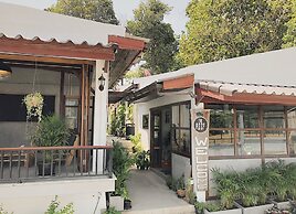 The Reef Hotel & Studios